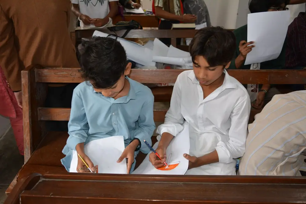 Anak-anak Sekolah Minggu menggambar